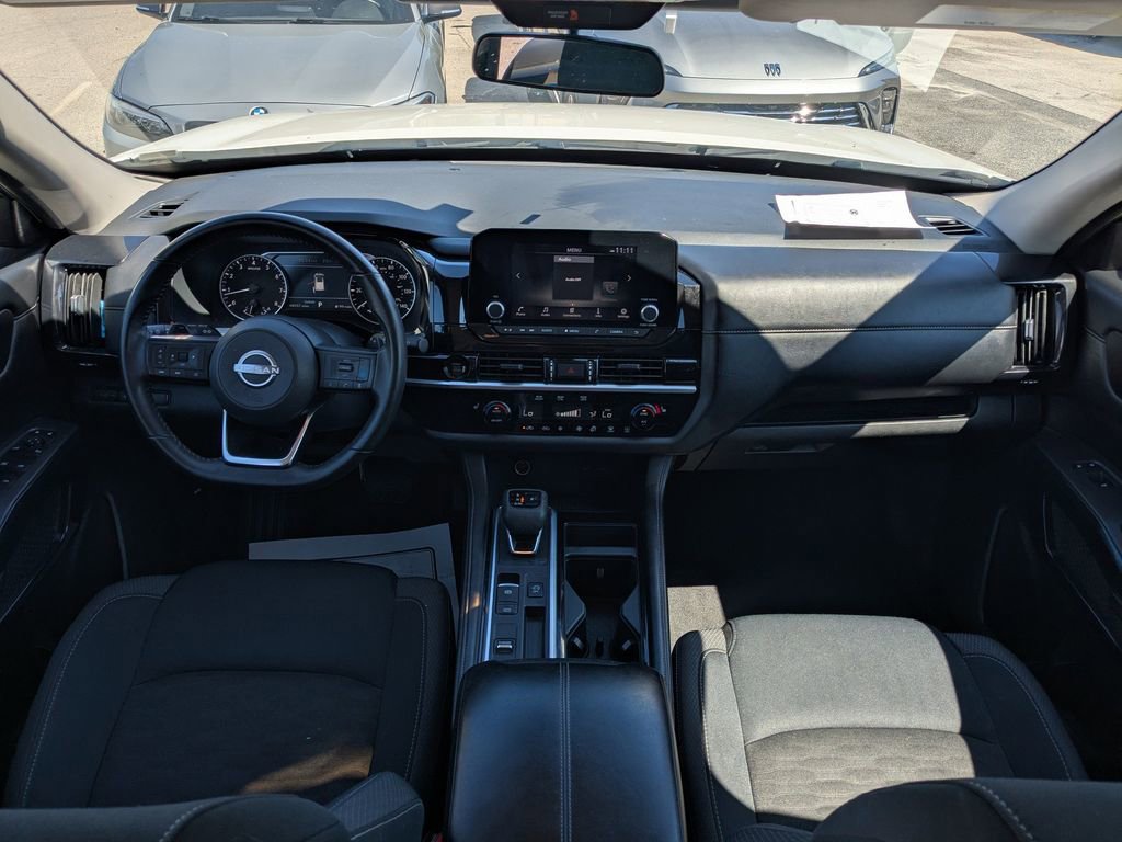 Used 2025 Nissan Pathfinder SV image 13