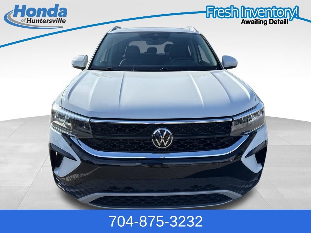 Used 2023 Volkswagen Taos SE w/ Panoramic Sunroof Package image 3