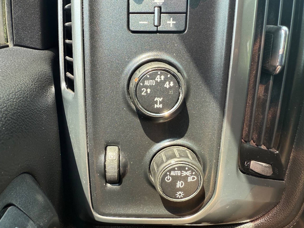 Used 2015 Chevrolet Silverado 1500 LTZ AWD/4WD image 19
