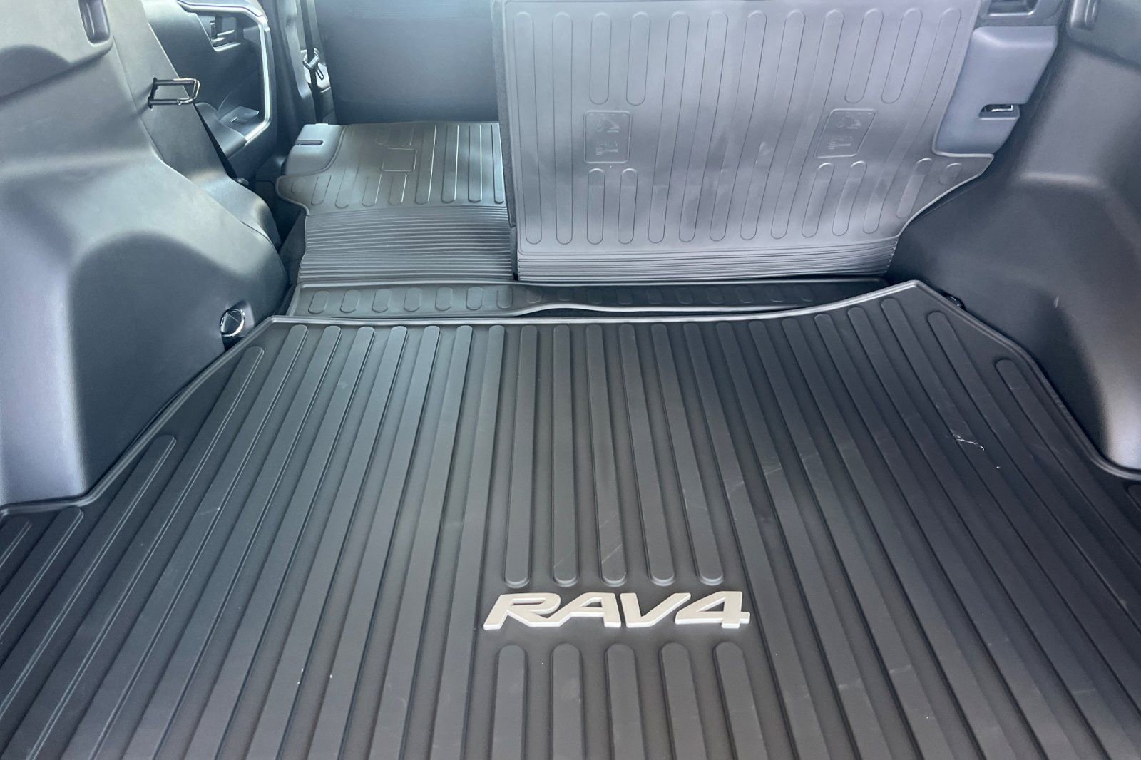 Used 2025 Toyota RAV4 LE AWD/4WD image 12