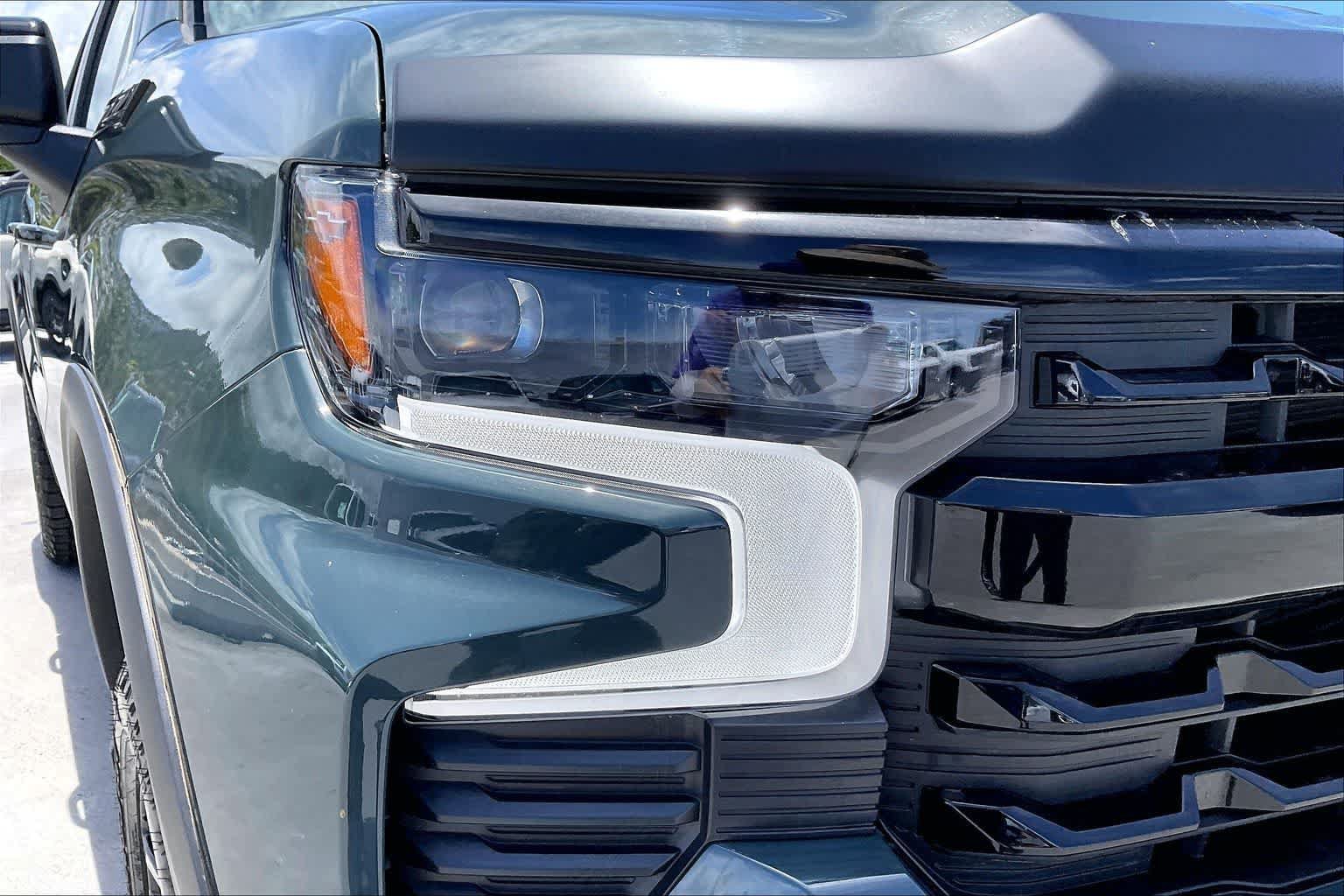 Used 2025 Chevrolet Silverado 1500 LT Trail Boss w/ Dark Appearance Package AWD/4WD image 31
