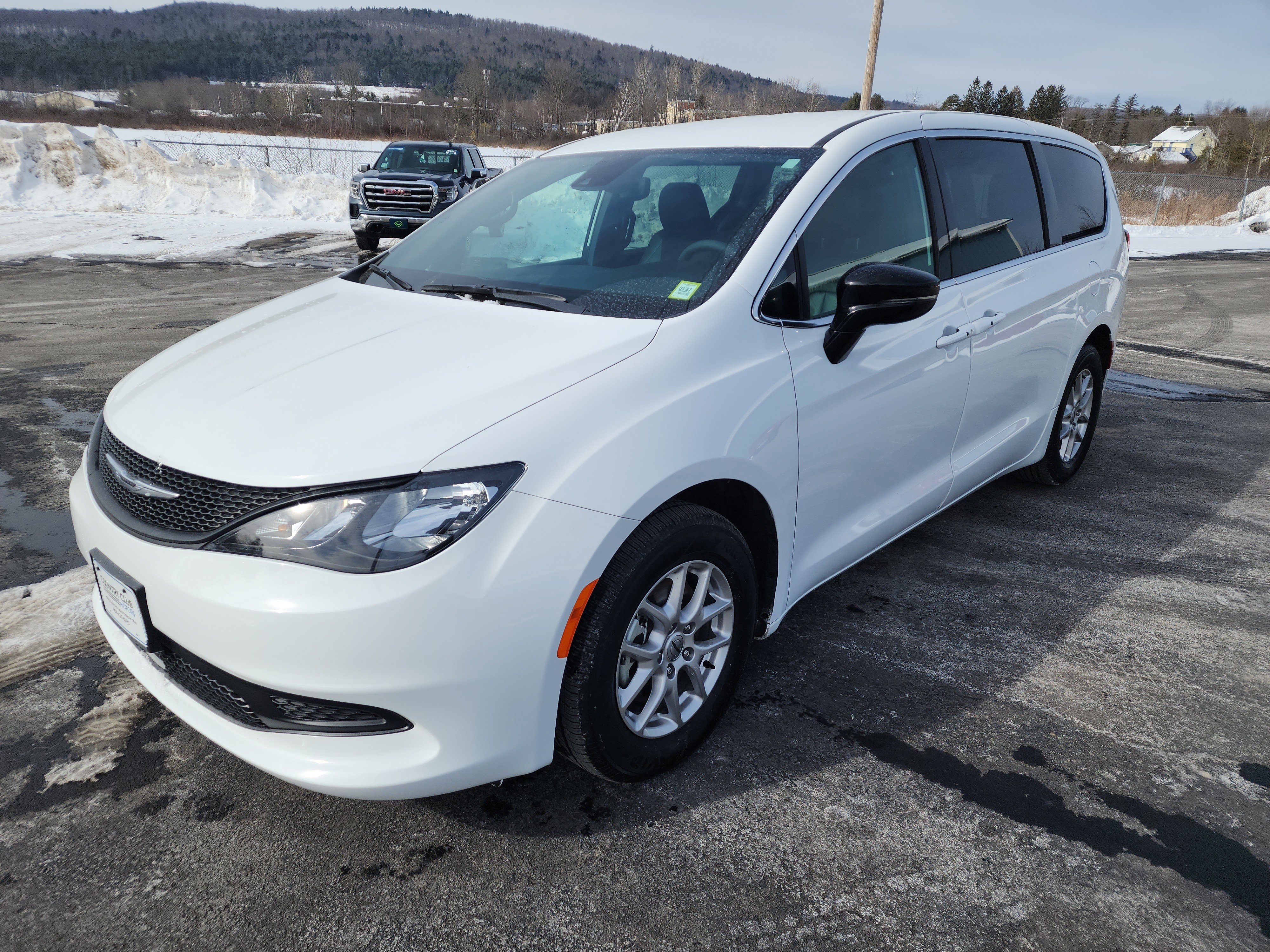 Used 2025 Chrysler Voyager LX image 4