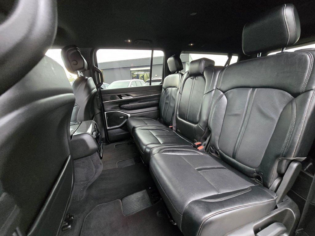 Used 2024 Jeep Wagoneer L Series II w/ Flexible Seating Group AWD/4WD image 17