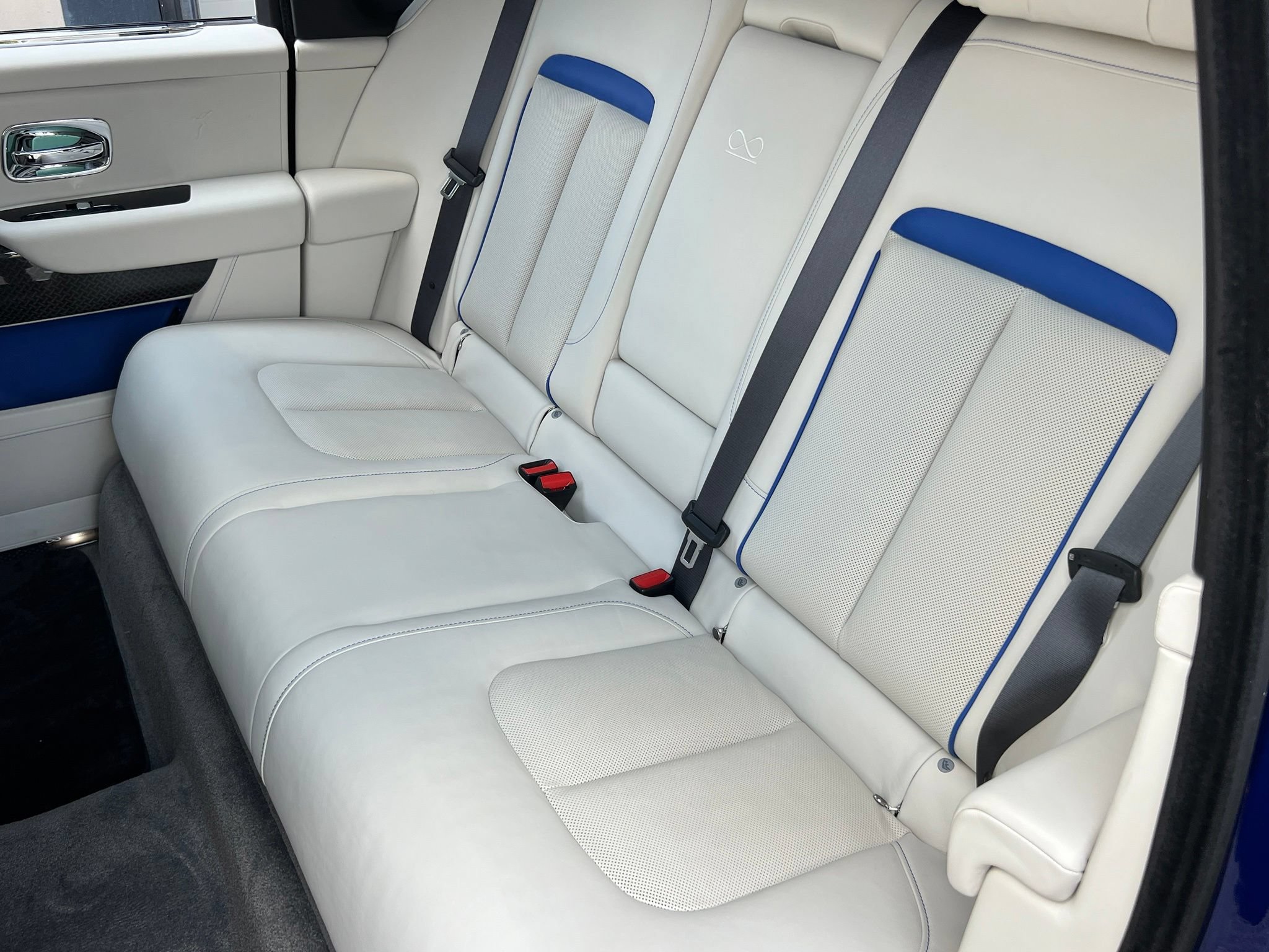 Used 2024 Rolls-Royce Cullinan Black Badge w/ Dark Exterior Package AWD/4WD image 19