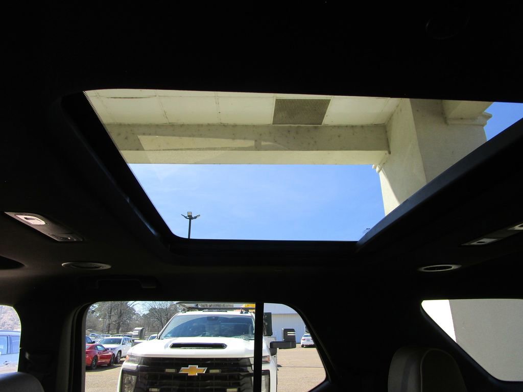 Used 2023 Chevrolet Traverse Premier image 19