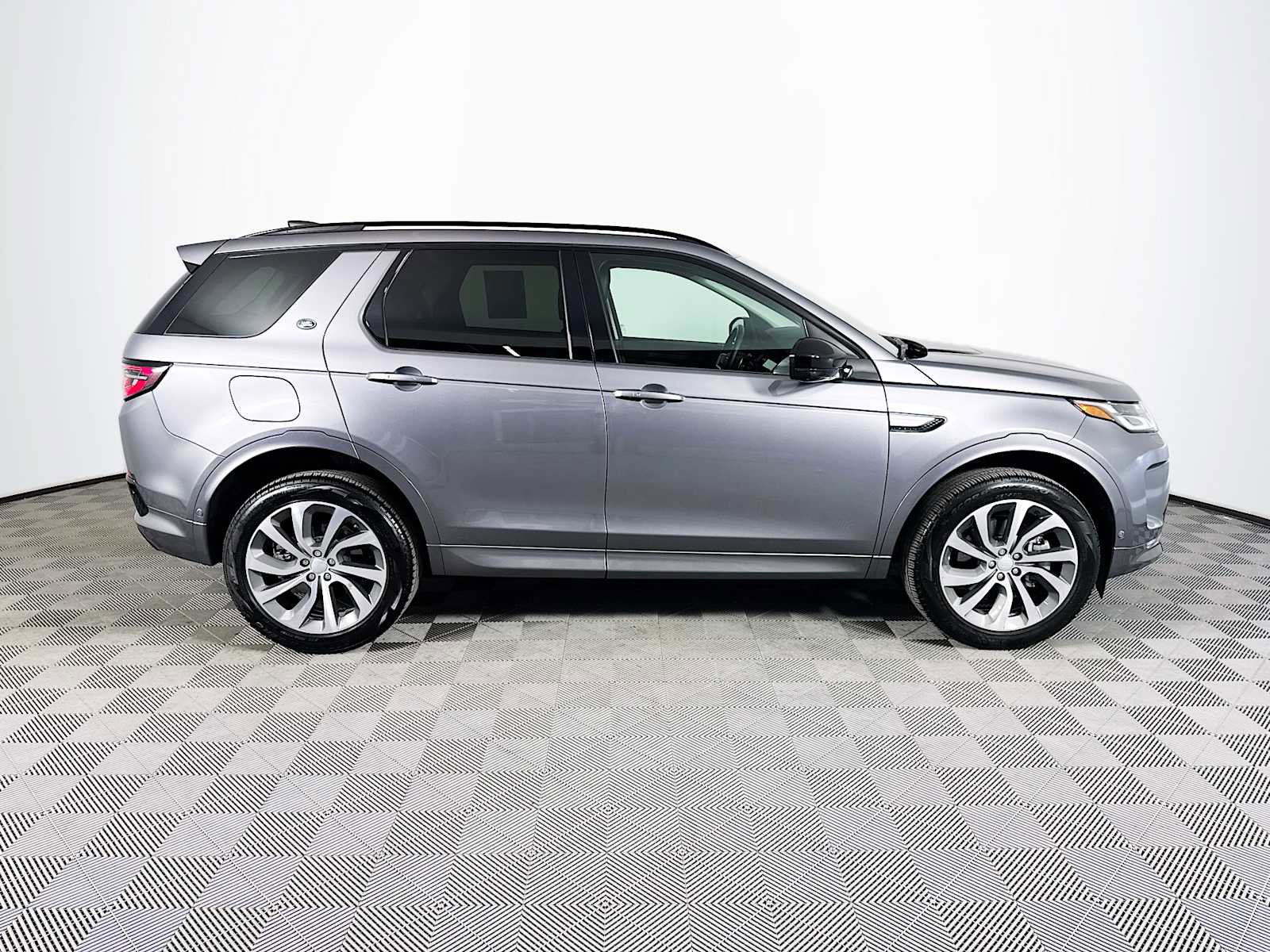 Used 2025 Land Rover Discovery Sport S image 4