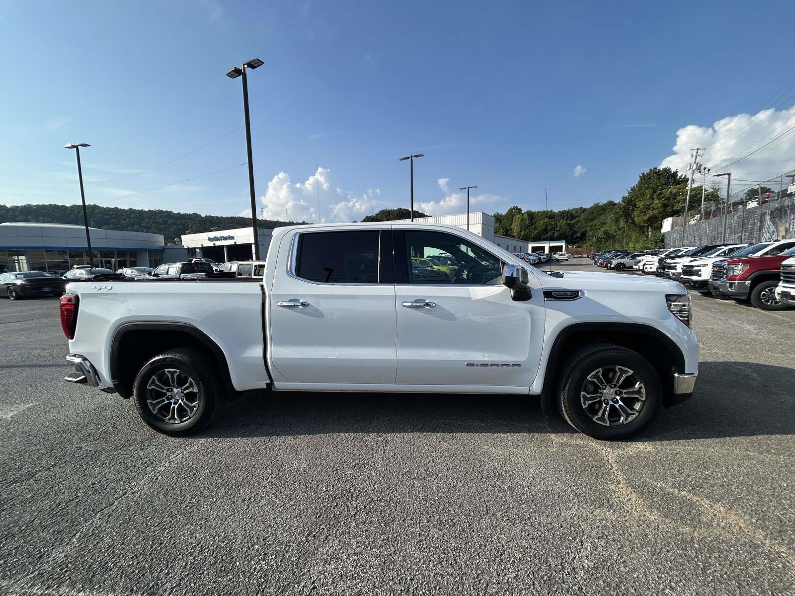 Used 2026 GMC Sierra 1500 SLT AWD/4WD image 8