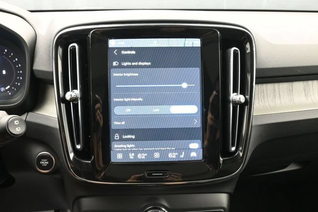 Used 2025 Volvo XC40 B5 Plus AWD/4WD image 17