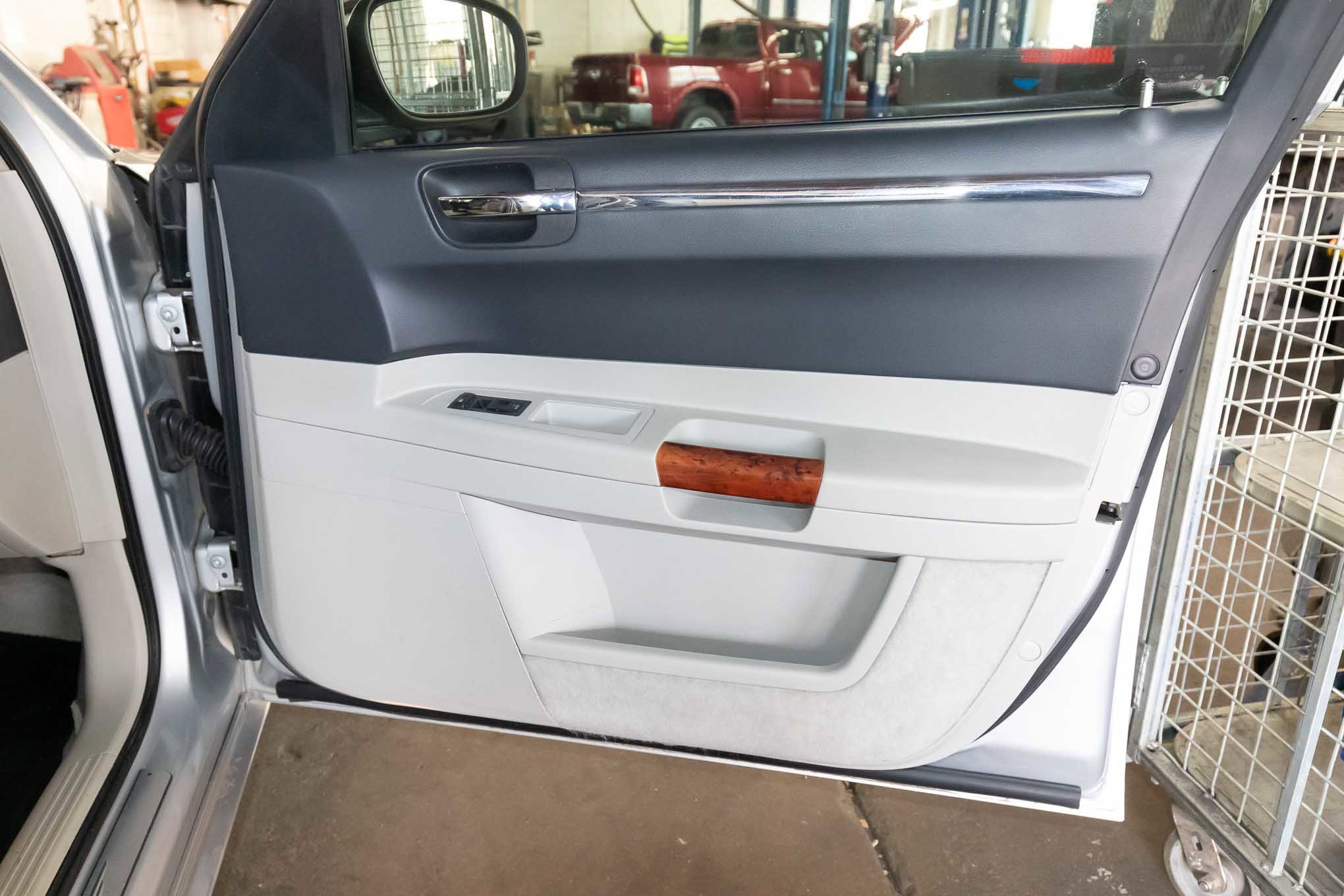 Used 2005 Chrysler 300 C w/ Navigation & Sound Group II RWD image 17