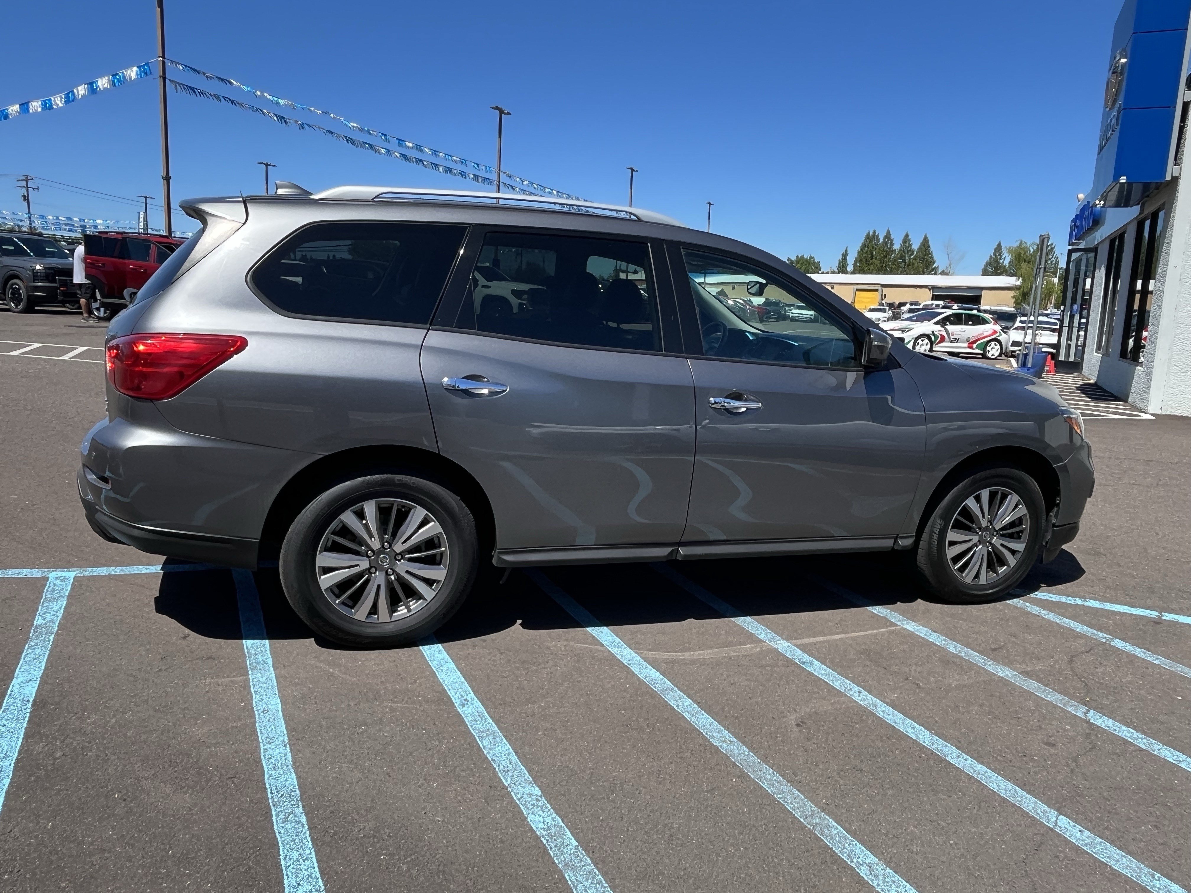 Used 2019 Nissan Pathfinder SL AWD/4WD image 6