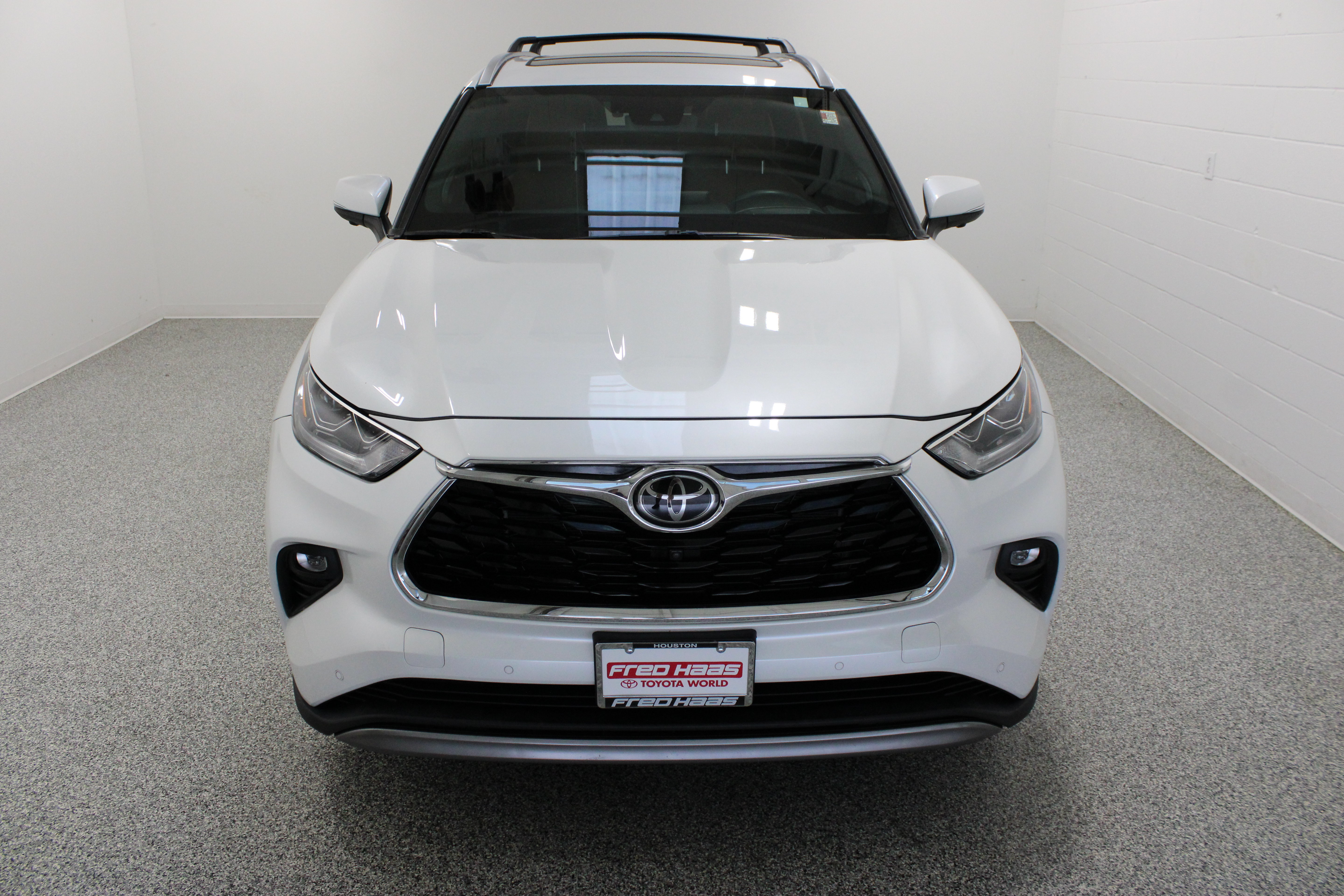 Used 2024 Toyota Highlander Platinum FWD image 3