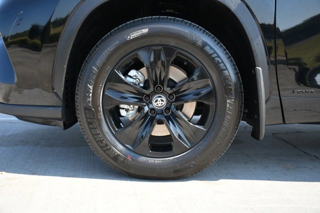 Used 2025 Toyota Highlander XLE image 10