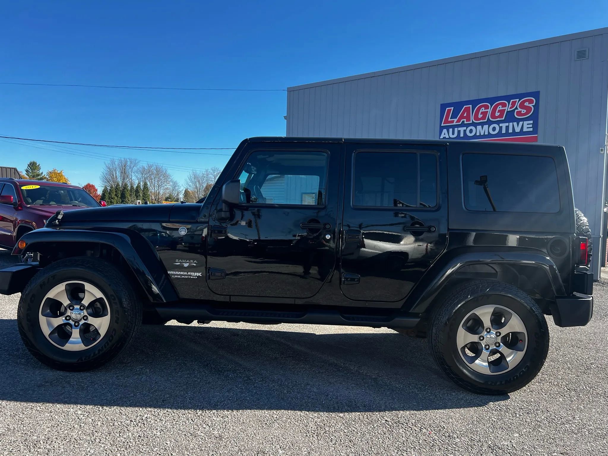 Used 2018 Jeep Wrangler Unlimited Sahara image 2
