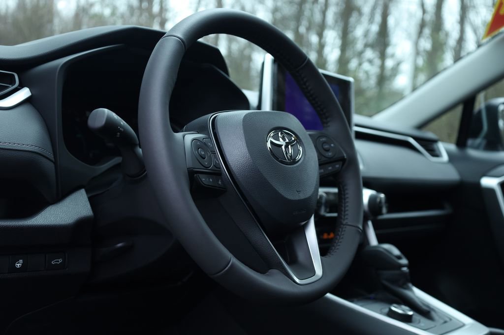 Used 2025 Toyota RAV4 XLE image 31