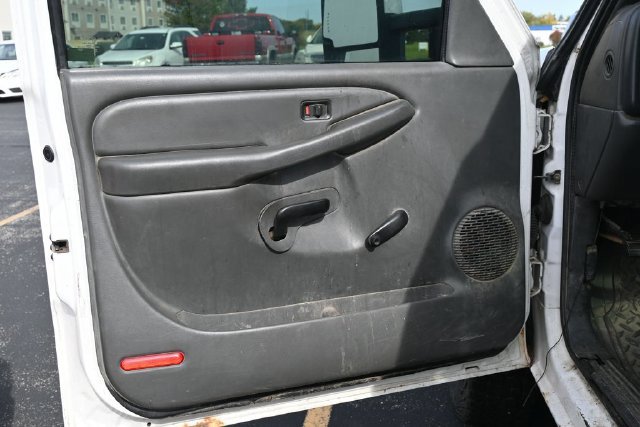 Used 2004 Chevrolet Silverado 2500 W/T w/ Snow Plow Prep Package AWD/4WD image 12