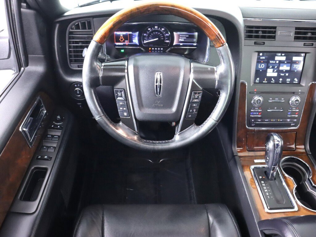 Used 2016 Lincoln Navigator Select RWD image 32