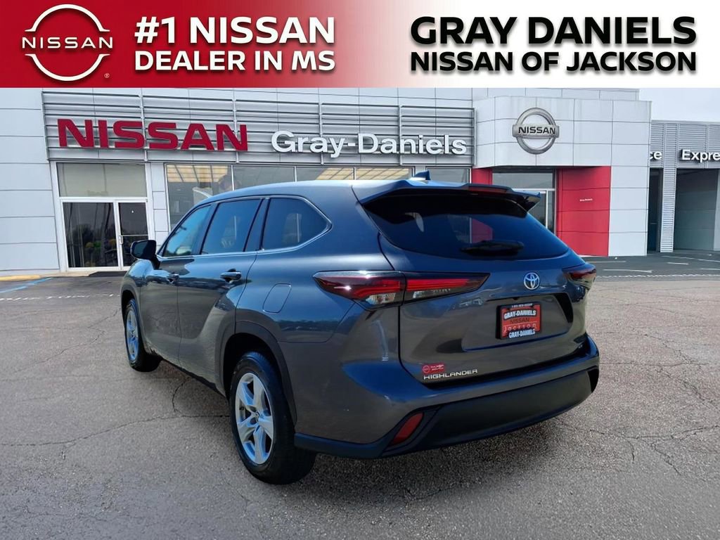 Used 2024 Toyota Highlander LE image 5