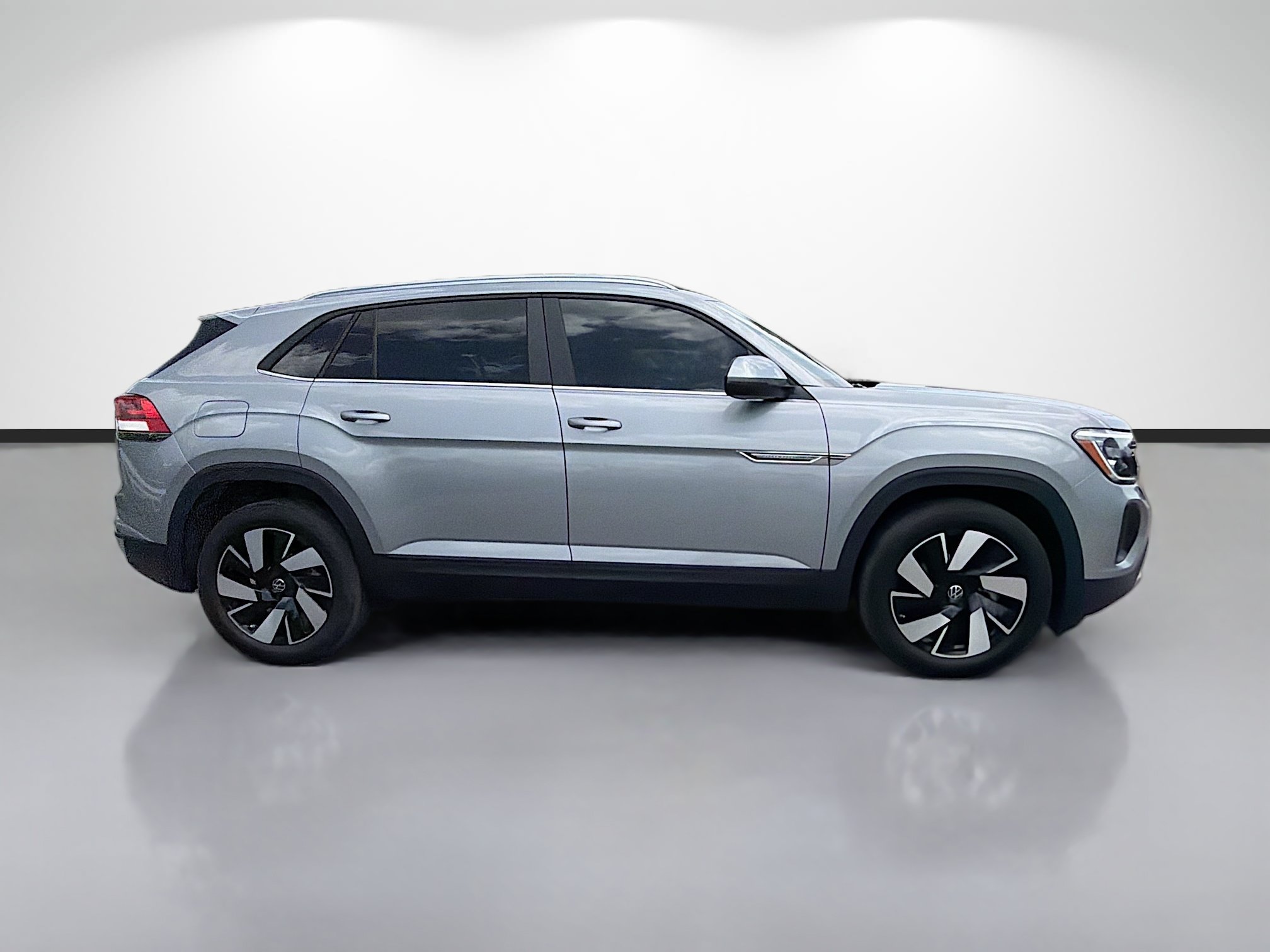 Used 2024 Volkswagen Atlas Cross Sport SE w/ Panoramic Sunroof Package AWD/4WD image 2