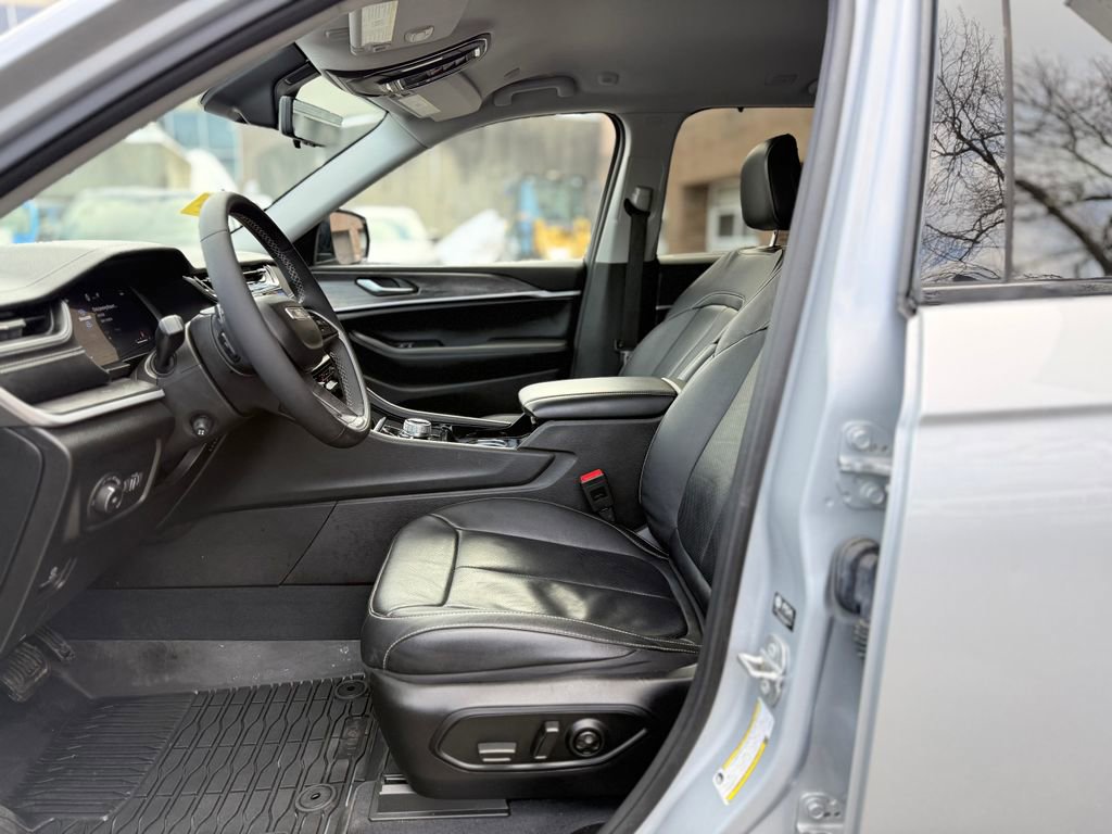 Used 2023 Jeep Grand Cherokee Limited w/ Luxury Tech Group II image 14