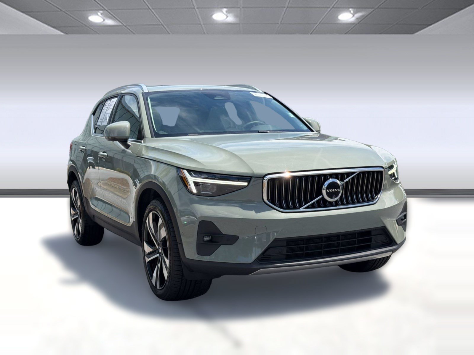 Certified 2024 Volvo XC40 B5 Plus AWD/4WD image 7