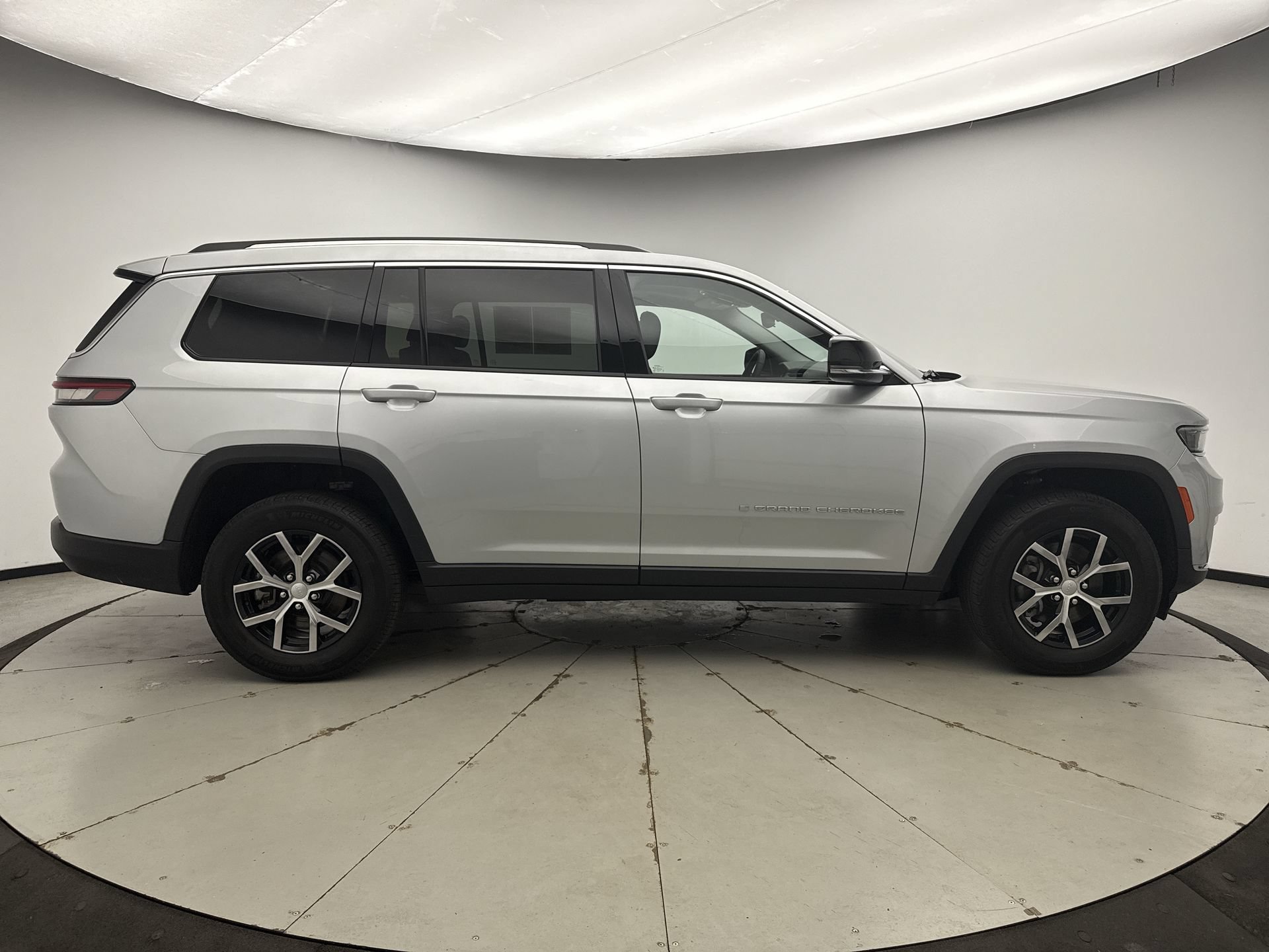 Used 2023 Jeep Grand Cherokee L Limited AWD/4WD image 6