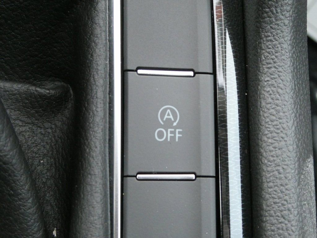 Certified 2025 Volkswagen Taos SE FWD image 16