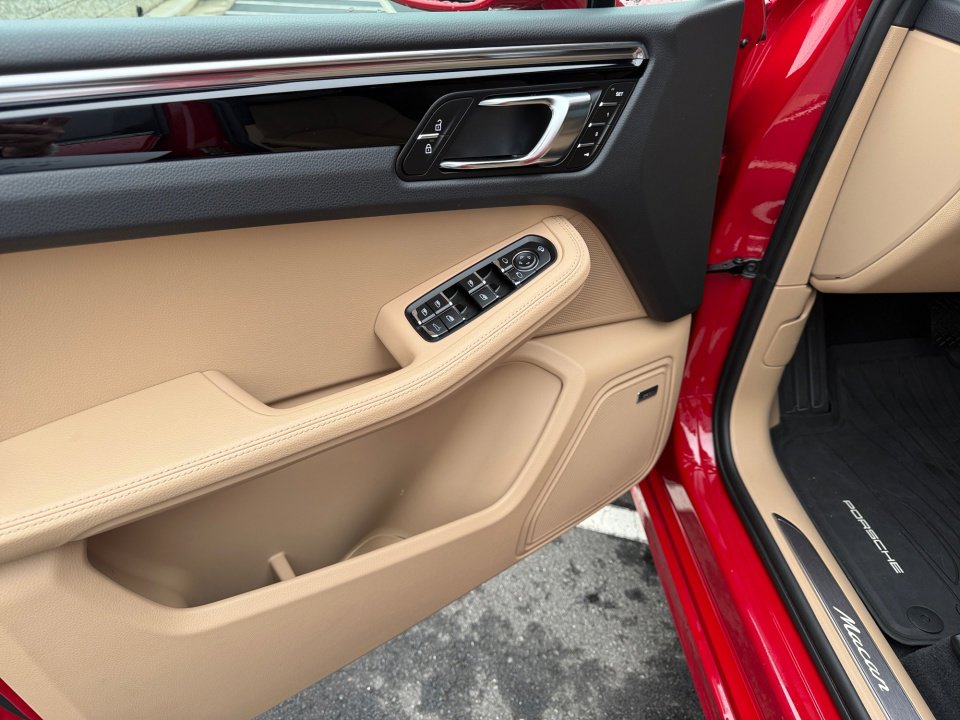 Certified 2025 Porsche Macan image 21