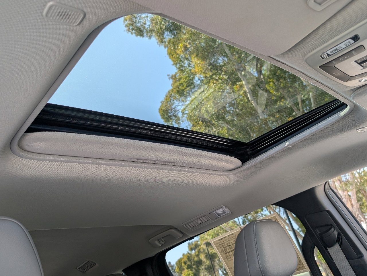 Used 2025 Toyota Sienna XLE image 3