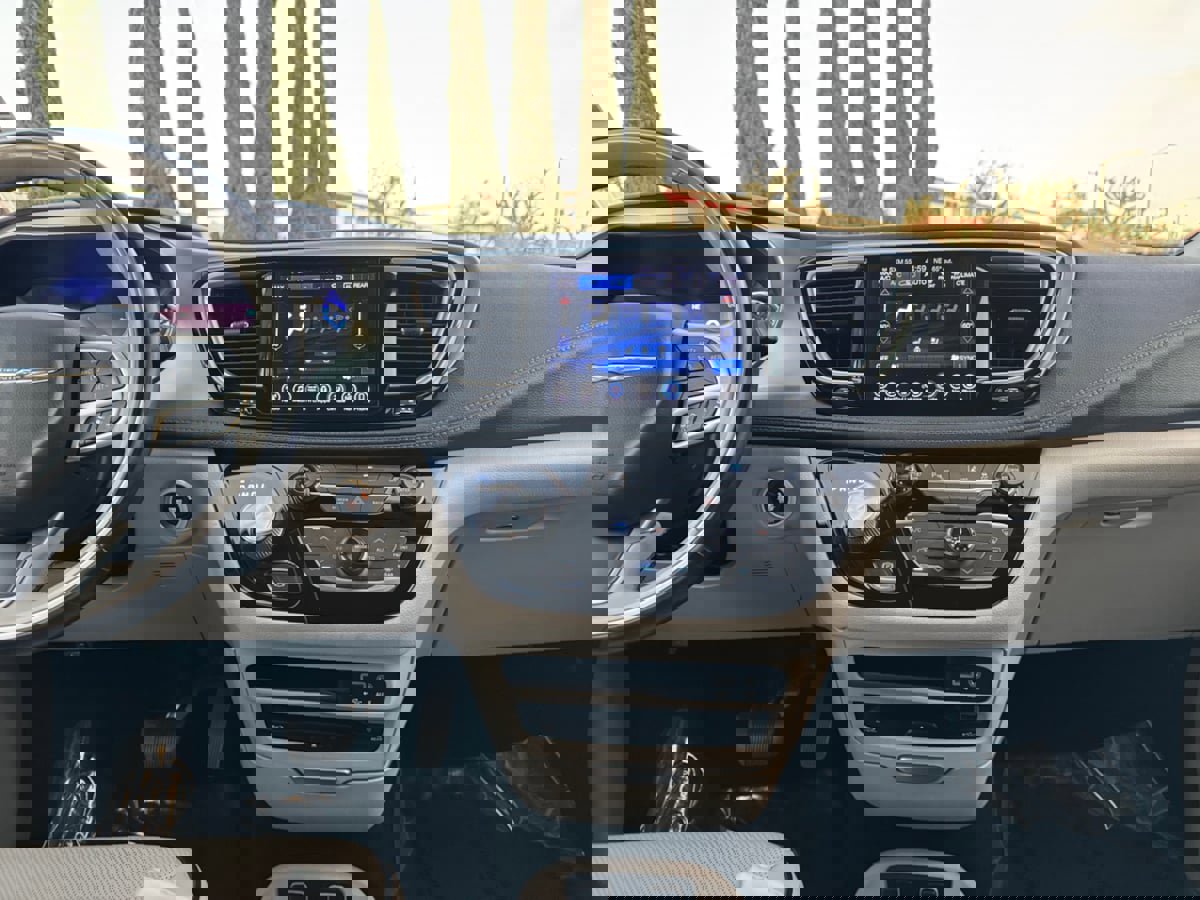 Used 2017 Chrysler Pacifica Platinum image 14