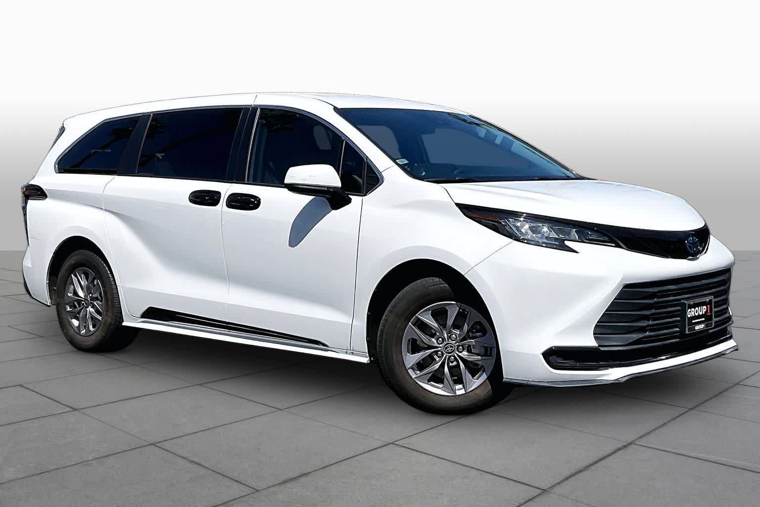 Certified 2022 Toyota Sienna LE FWD image 2