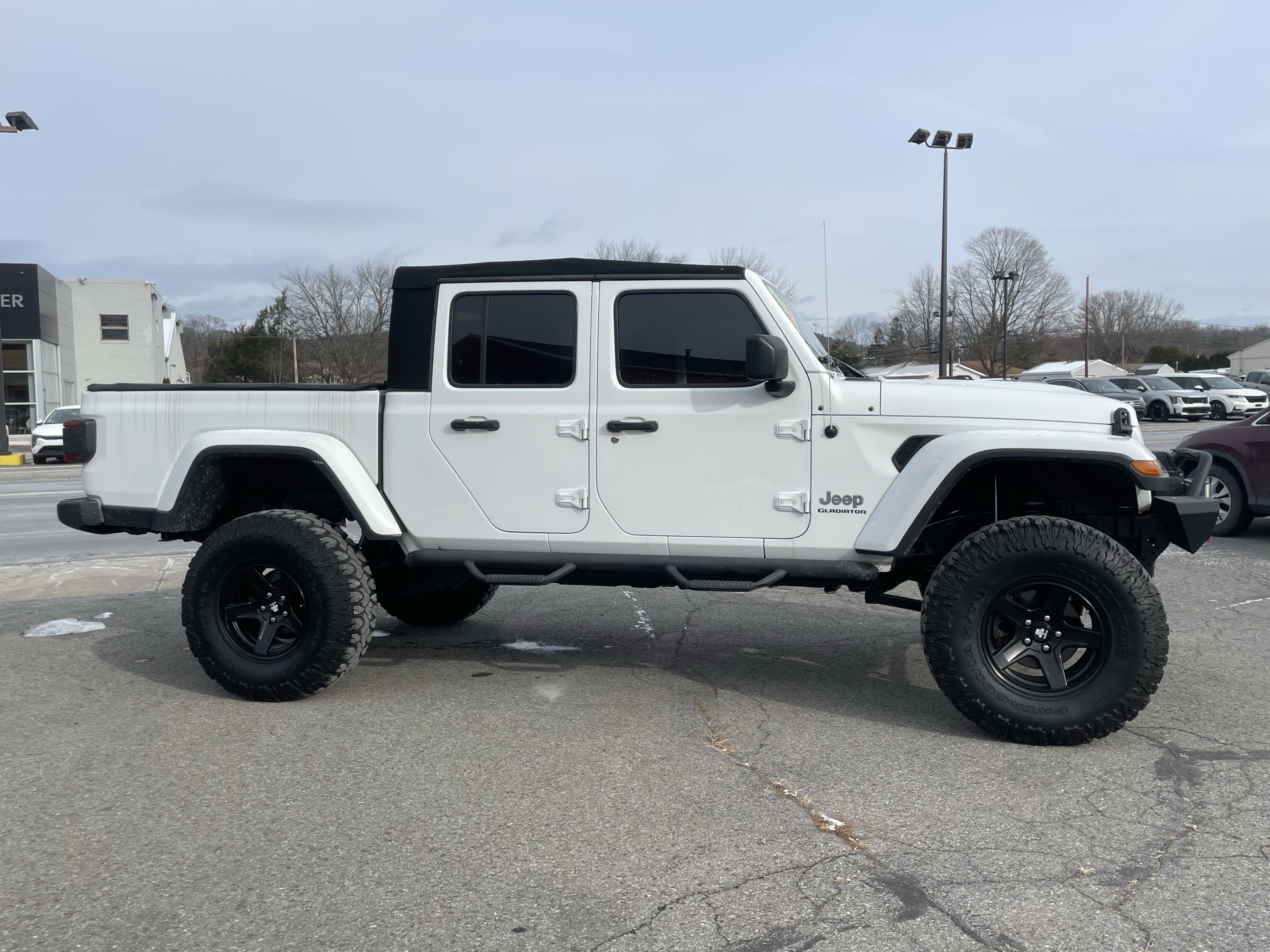 Used 2020 Jeep Gladiator Overland image 2