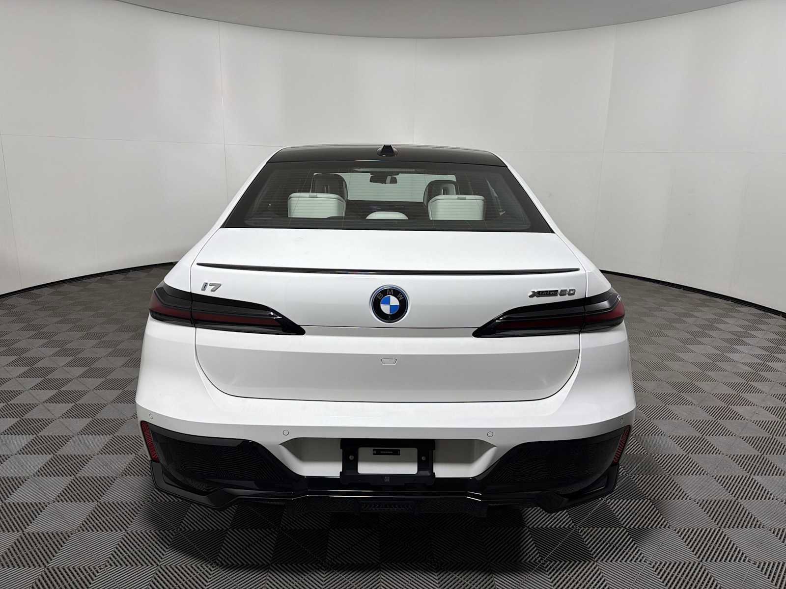 New 2026 BMW i7 xDrive60 w/ Premium Package image 2