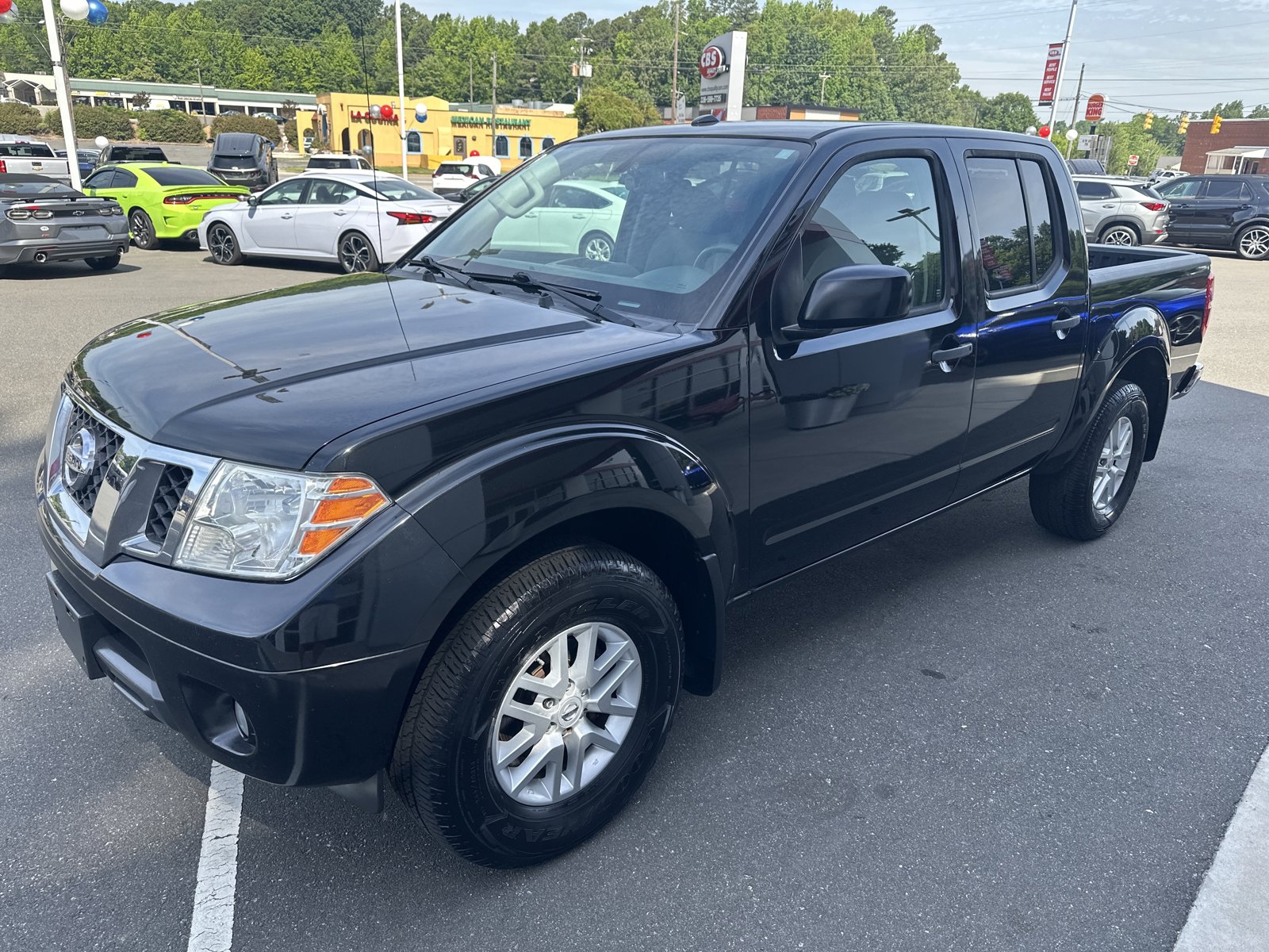 Used 2017 Nissan Frontier SV w/ SV Value Truck Package AWD/4WD image 4