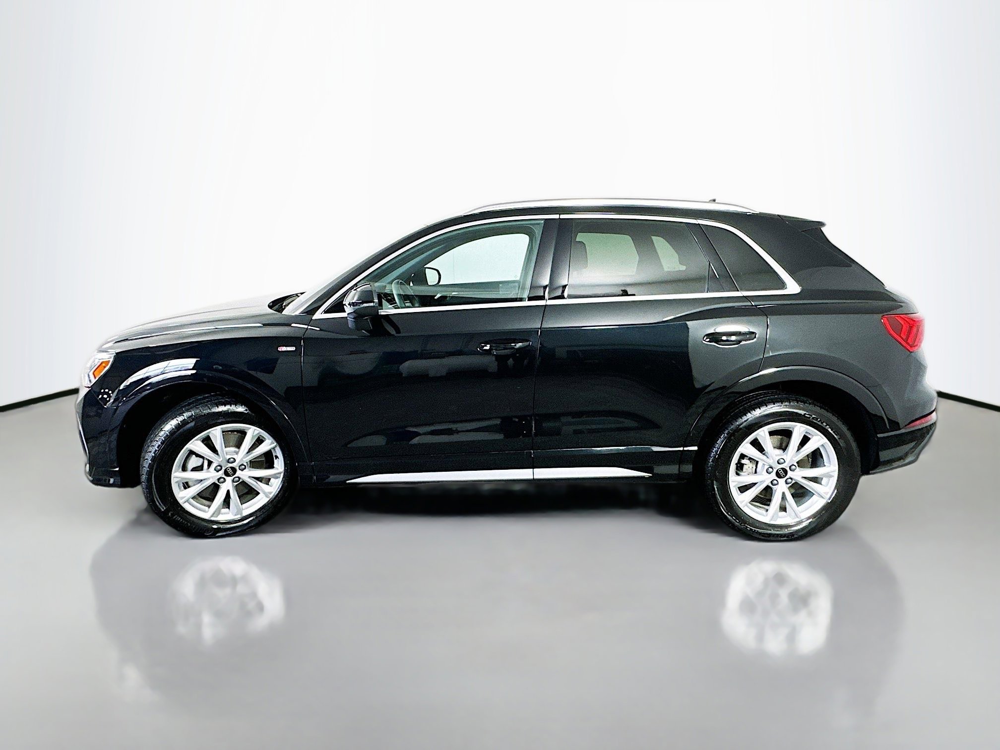 Used 2025 Audi Q3 2.0T Premium w/ Convenience Package AWD/4WD image 4