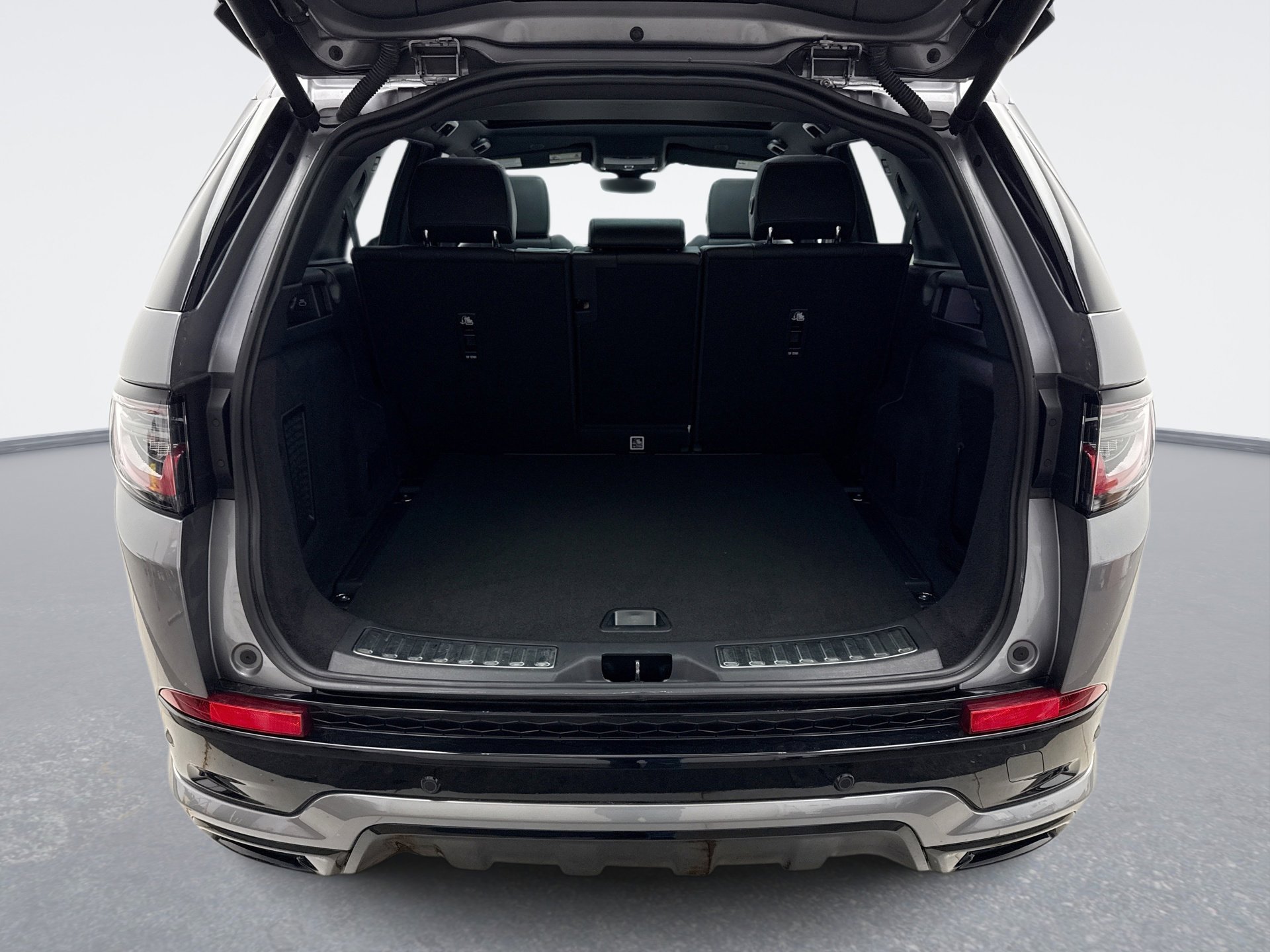 Used 2023 Land Rover Discovery Sport SE R-Dynamic image 24