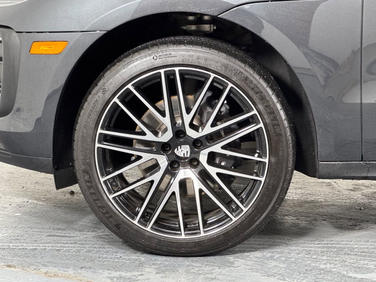 Certified 2025 Porsche Macan AWD/4WD image 33