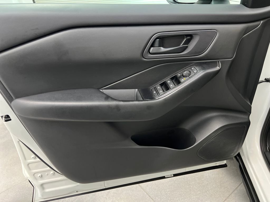 Used 2024 Nissan Rogue S FWD image 11