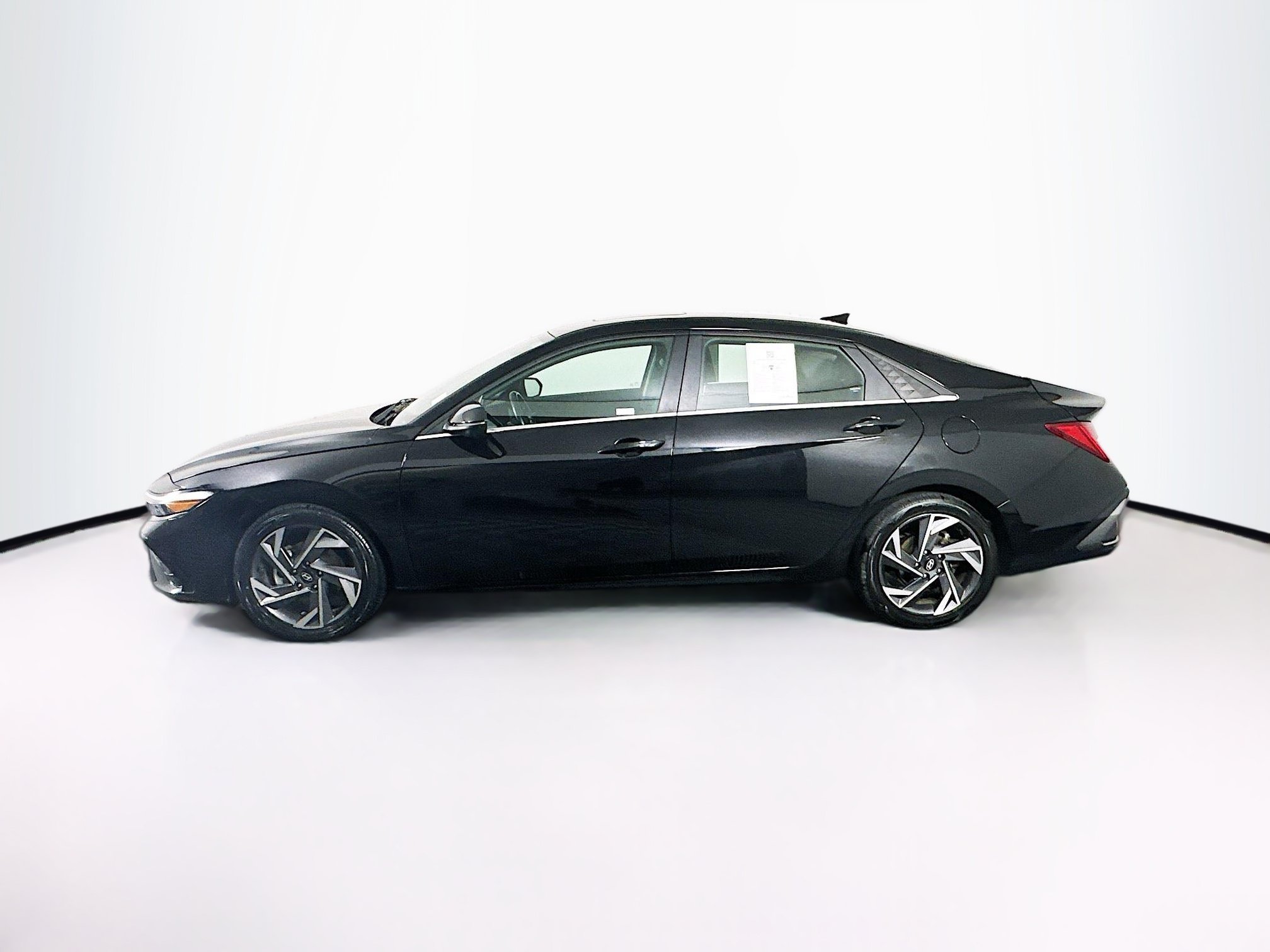 Used 2024 Hyundai Elantra Limited FWD image 4
