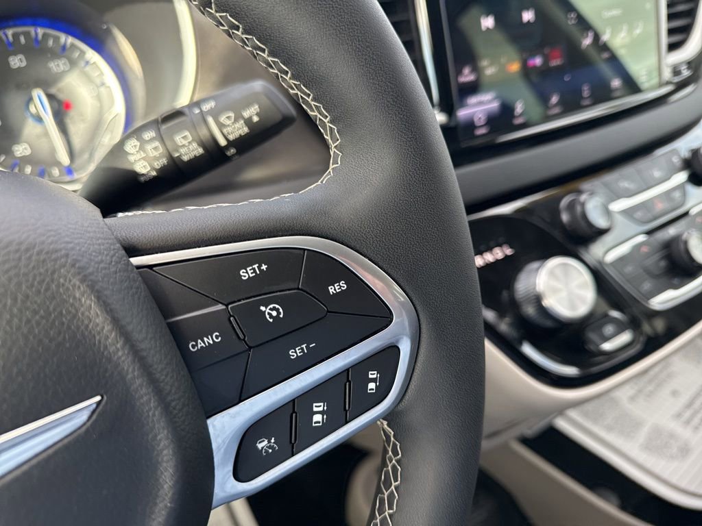 Used 2024 Chrysler Pacifica Touring-L image 23