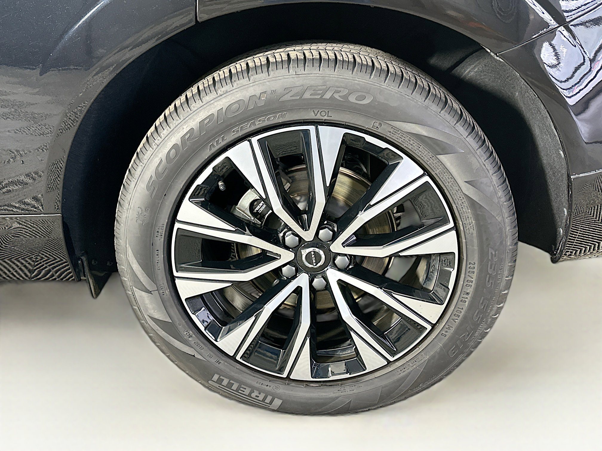 Used 2025 Volvo XC60 B5 Plus image 11