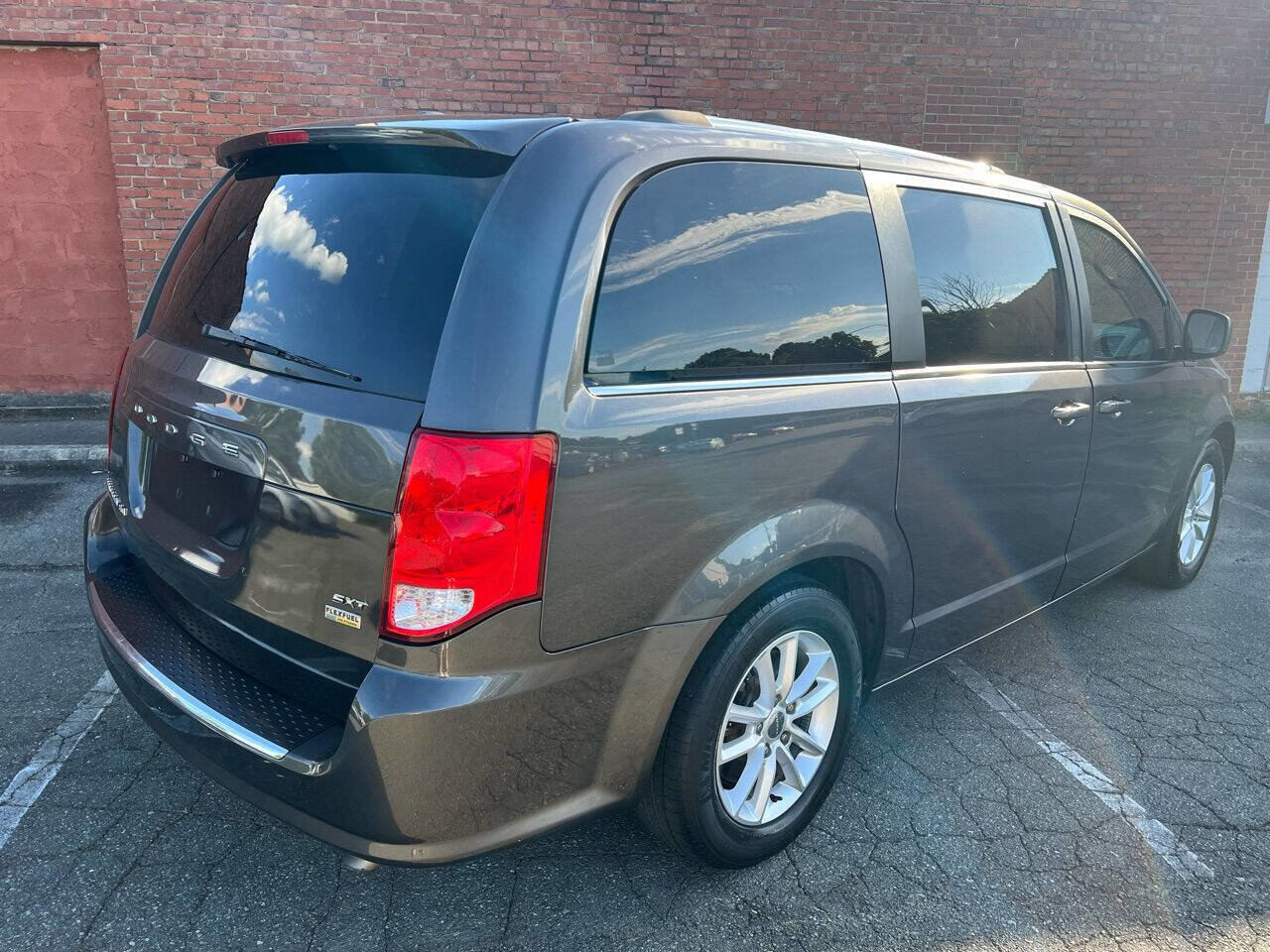 Used 2019 Dodge Grand Caravan SXT image 3