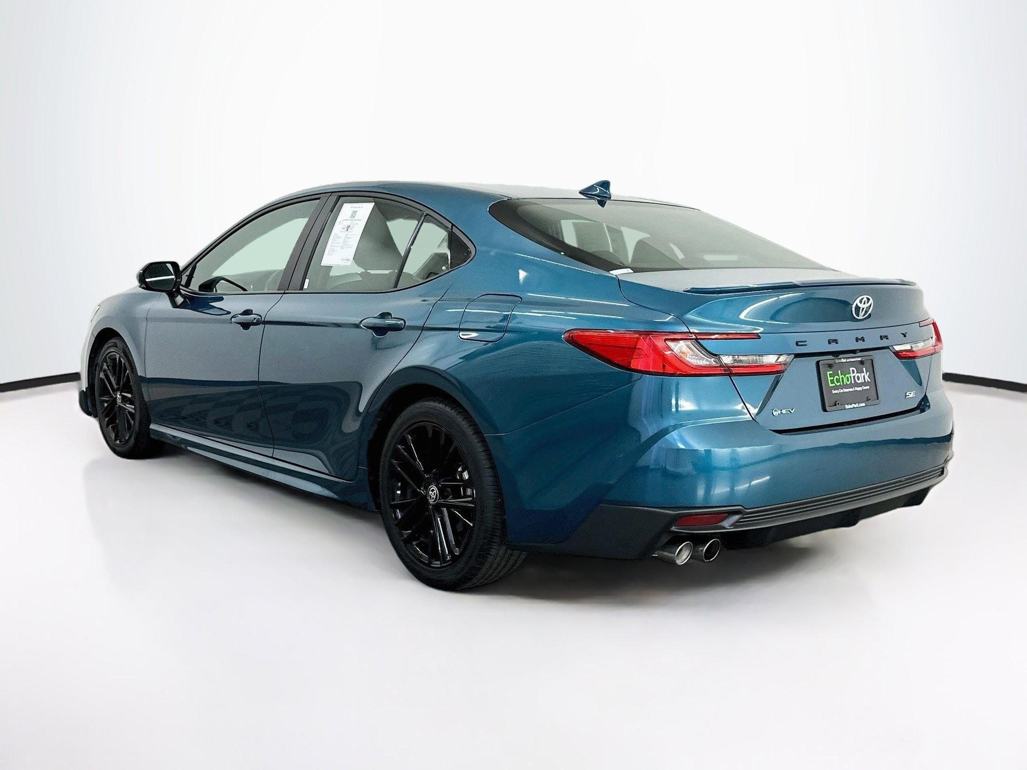 Used 2025 Toyota Camry SE FWD image 5