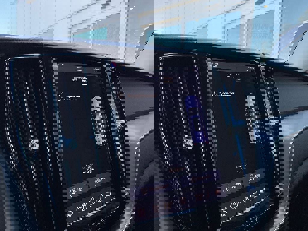 Certified 2023 Volvo XC60 B5 Core w/ Climate Package image 25