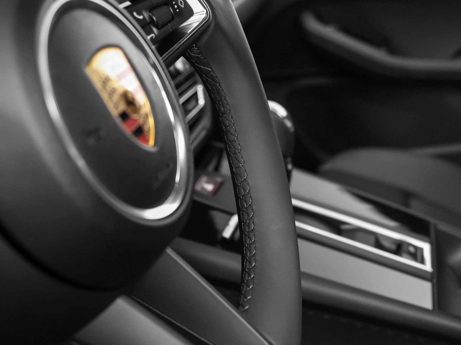 Certified 2025 Porsche Macan AWD/4WD image 31