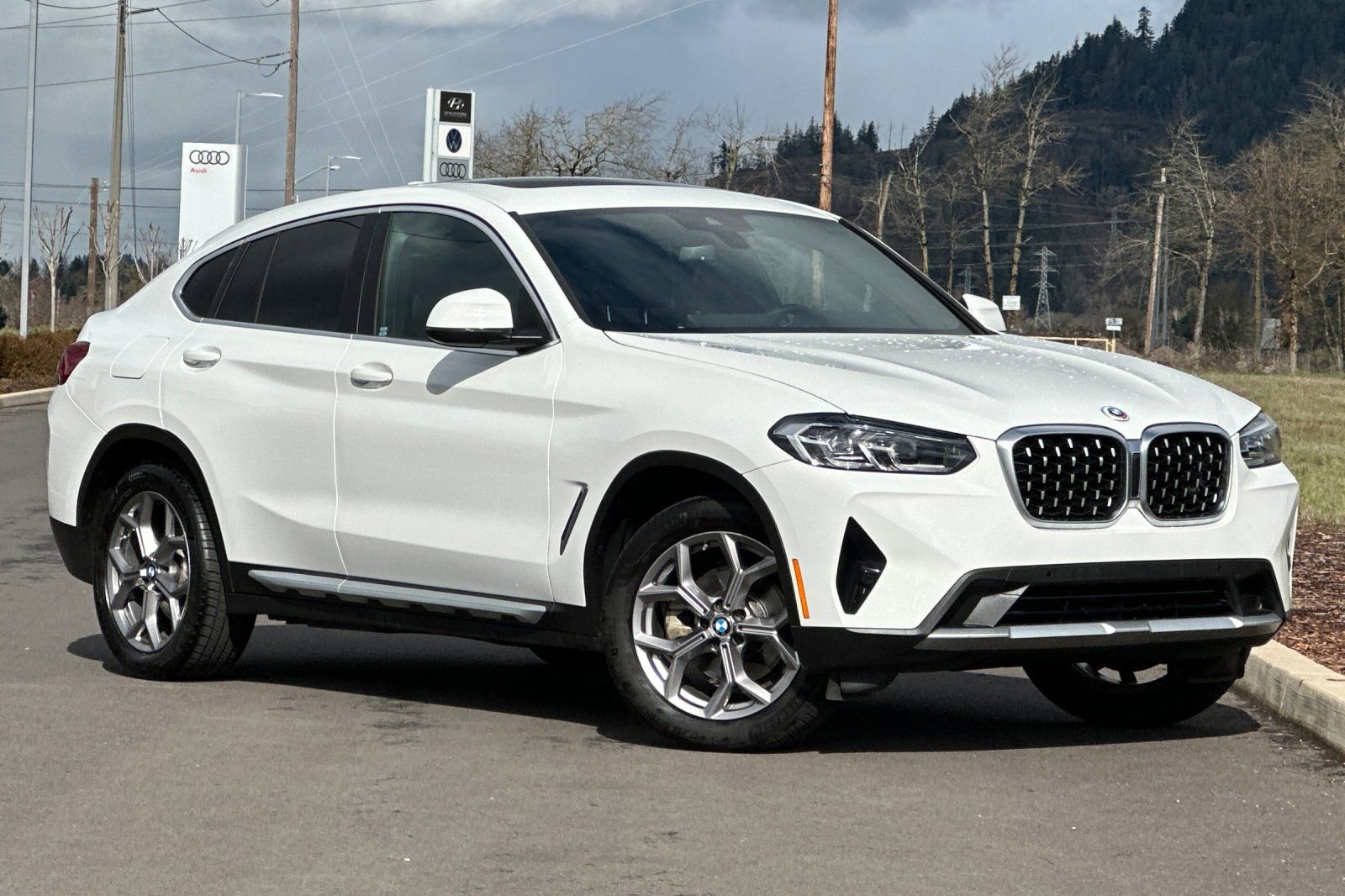 Used 2023 BMW X4 xDrive30i w/ Premium Package AWD/4WD image 1
