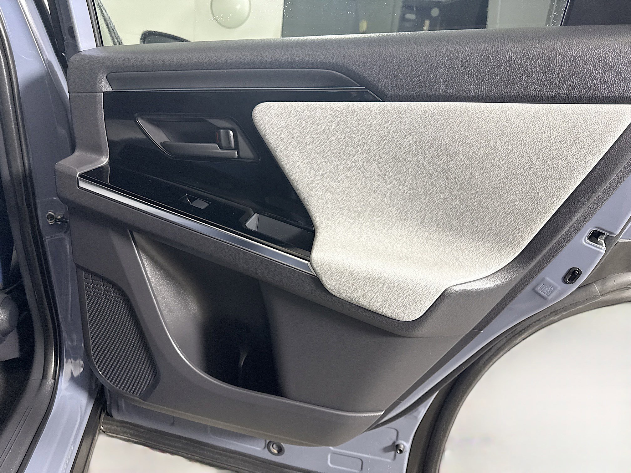 Used 2023 Subaru Solterra Limited image 28