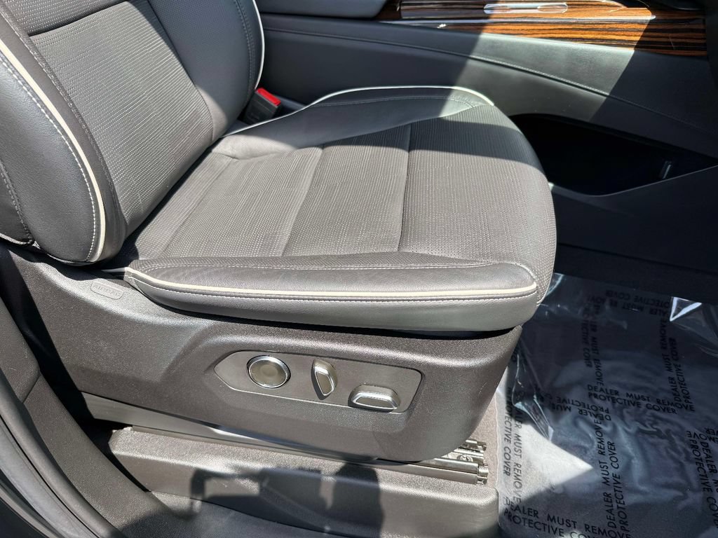Used 2023 Cadillac Escalade Premium Luxury AWD/4WD image 15