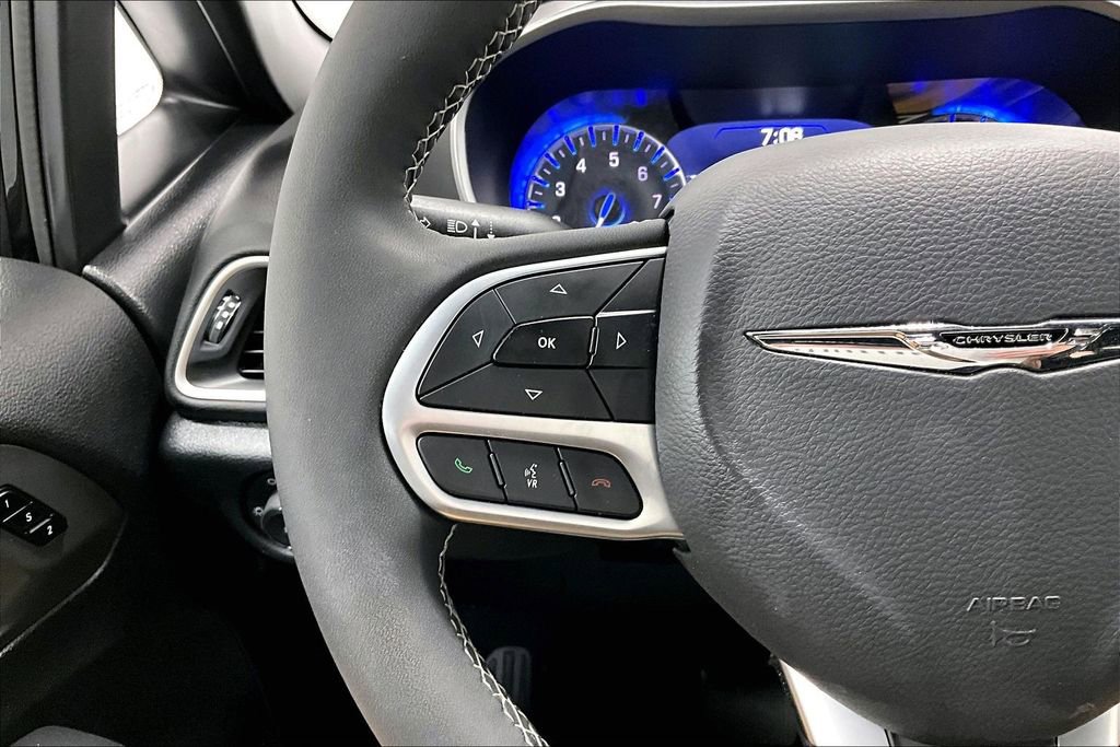 Used 2026 Chrysler Pacifica Select FWD image 23