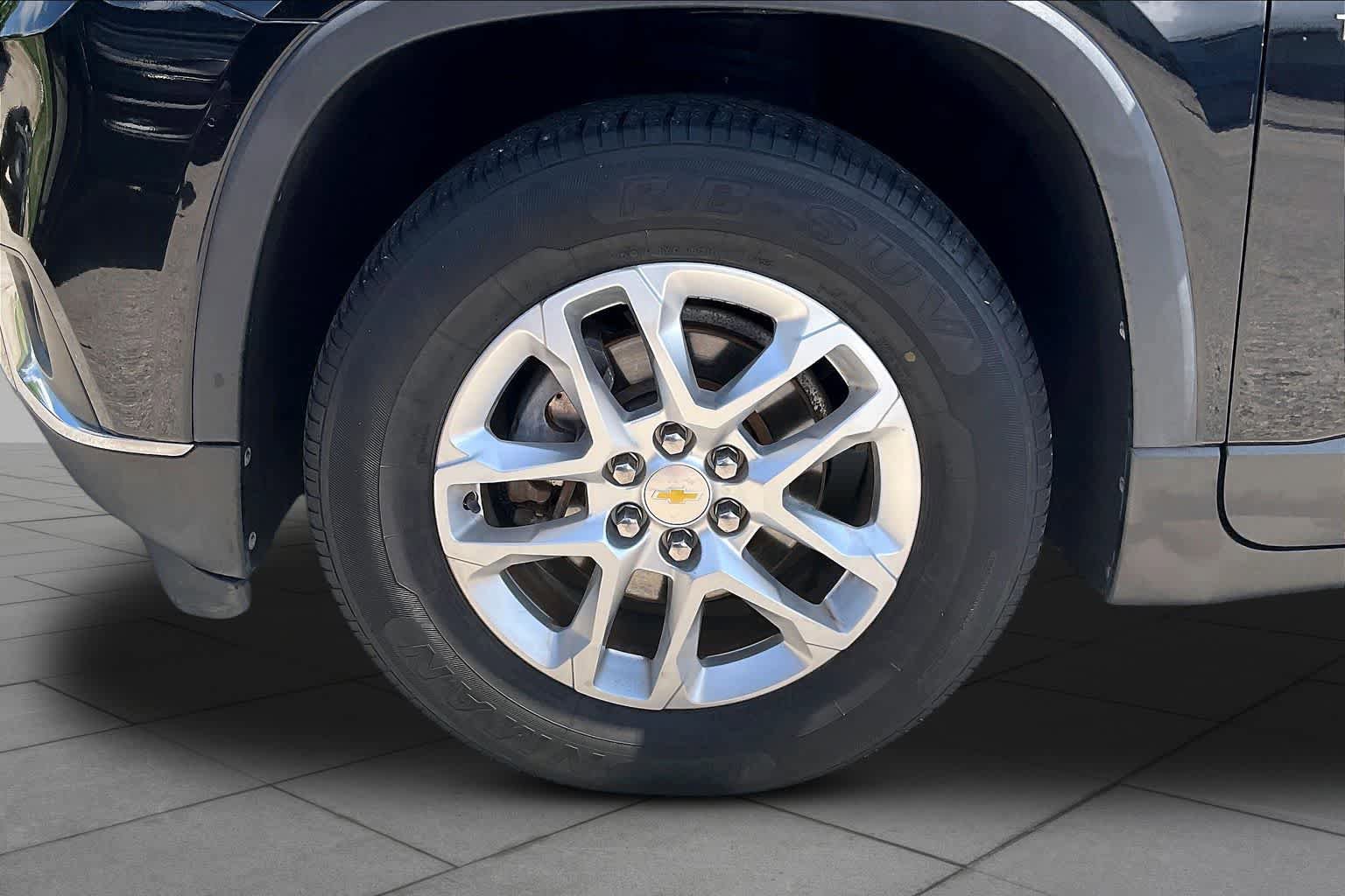 Used 2020 Chevrolet Traverse LT FWD image 11