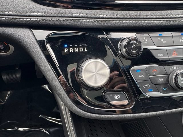 Used 2025 Chrysler Pacifica Limited FWD image 18